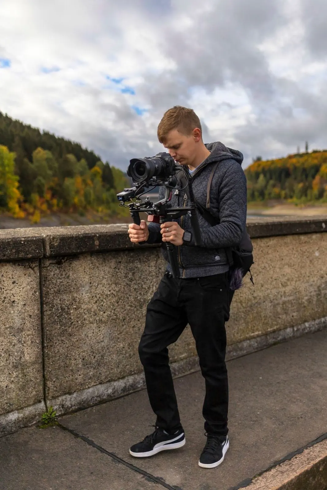 Anton Riefert filmt mit Kamera und Gimbal