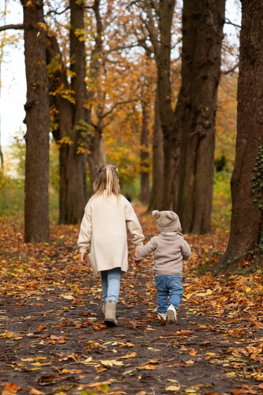 Mutter und Kind im Herbstwald