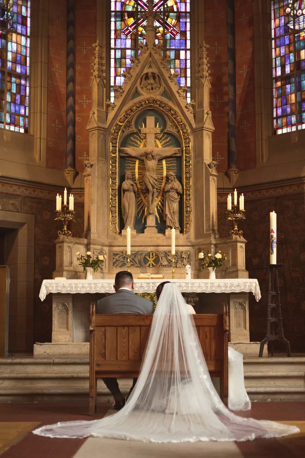 Brautpaar am Altar einer Kirche