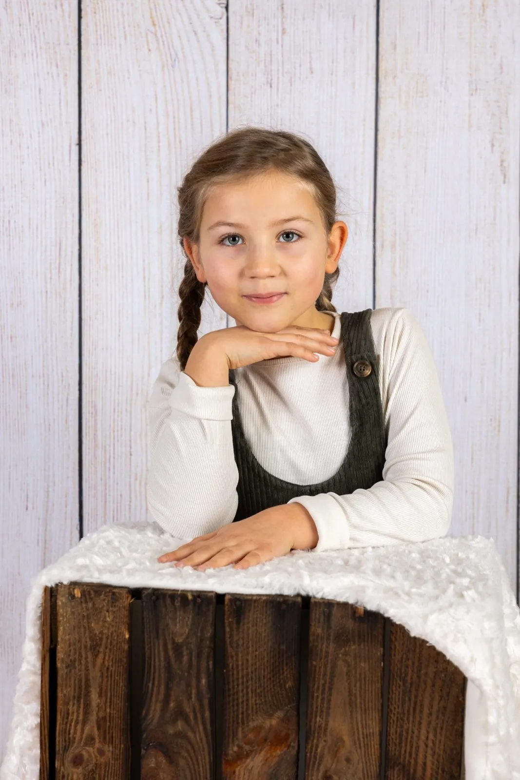 Kinderporträt vor Holzkulisse