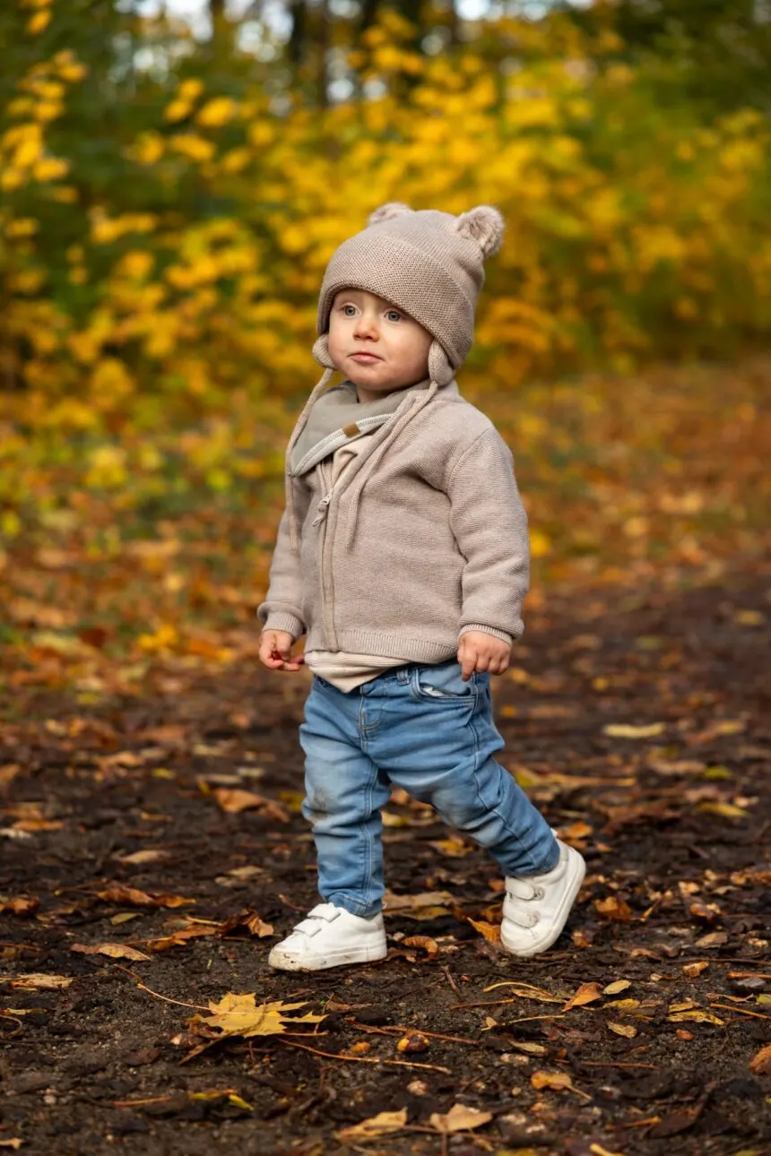Kleinkind im Herbstwald